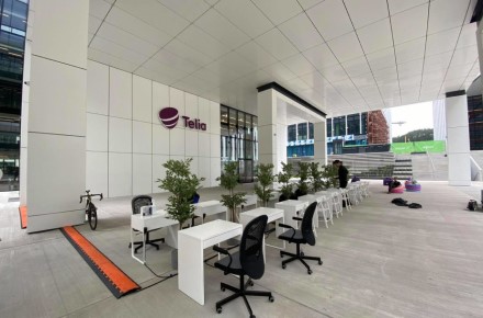 Naujasis „Telia“ darbo erdvės išplėtimas leidžia dirbti gryname ore su visais biuro patogumais. Bendrovės nuotr. Naujasis „Telia“ darbo erdvės išplėtimas leidžia dirbti gryname ore su visais biuro patogumais. Bendrovės nuotr.