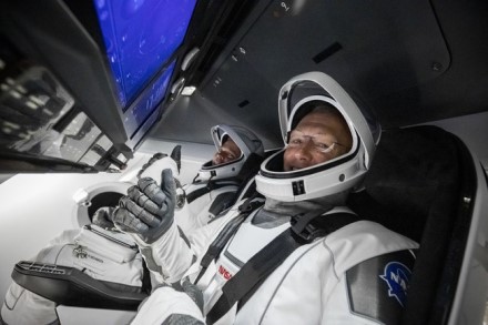 Su „Crew Dragon“ kapsule į TKS nuskrido du labai patyrę astronautai: 49-erių Bobas Behnkenas ir 53-ejų Dougas Hurleyus © twitter.com