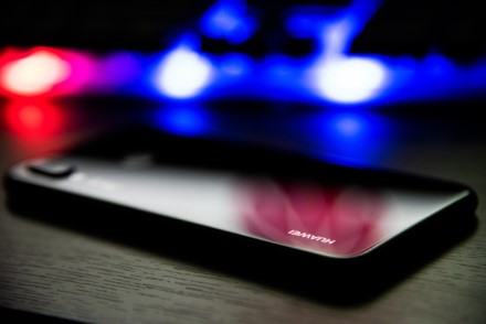 „Huawei“ stabdo savo naujojo flagmano gamybą „Huawei“ stabdo savo naujojo flagmano gamybą