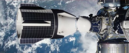 Prie Tarptautinės kosminės stoties prisijungęs „Crew Dragon“ © NASA Prie Tarptautinės kosminės stoties prisijungęs „Crew Dragon“ © NASA