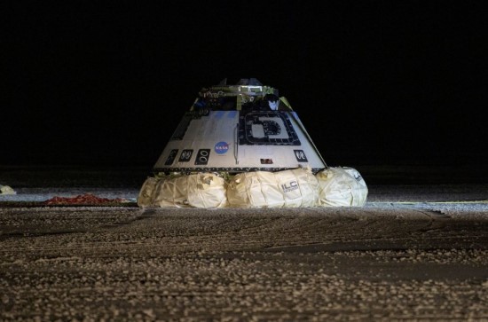 NASA nuotr. / „Boeing Starliner“ kapsulė, sėkmingai nusileidusi Niu Meksiko valstijoje po nesėkmingo bandymo susijungti su TKS