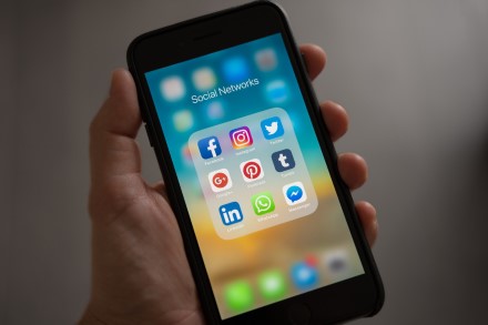 „iPhone“ ir „iPad“ savininkams neveikė „Spotify“, „Viber“, „Tinder“ ir kitos populiariausios programėlės „iPhone“ ir „iPad“ savininkams neveikė „Spotify“, „Viber“, „Tinder“ ir kitos populiariausios programėlės
