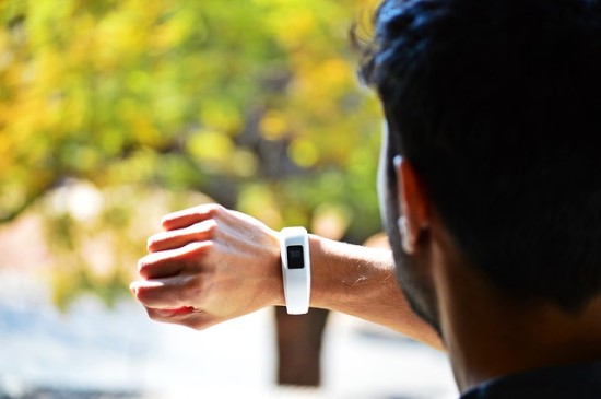 „Google“ ir „FitBit“ sąjunga: ar Kalifornijos milžinė skaičiuos širdies dūžius?