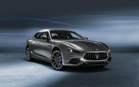 „Maserati“ rengiasi pristatyti pirmąjį hibridinį modelį