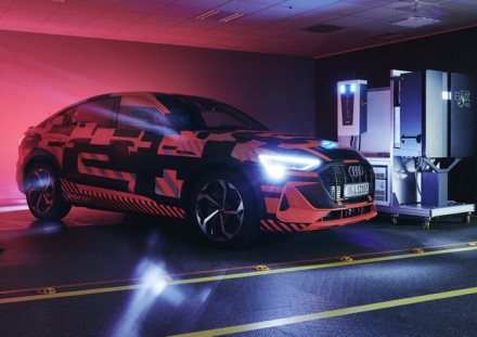 „Audi E-tron“ tiekia energiją namui © Gamintojo nuotrauka