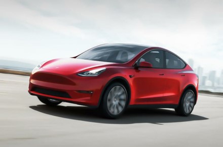 „Tesla Model Y“ – sąlyginai nebrangus elektromobilis © Gamintojo nuotrauka