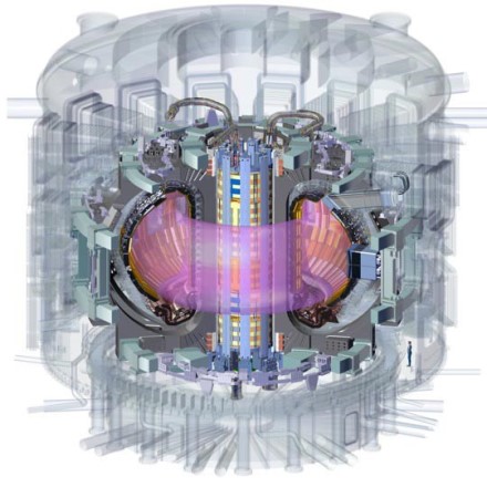 Šis centrinis solenoidas yra viso ITER tokamako širdis. Jis kuria srovę plazmoje ir formuoja plazmą, kai prietaisas veikia. © US ITER