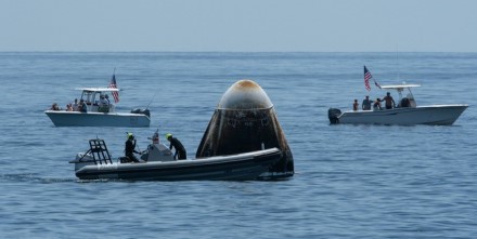 „Crew Dragon“ kapsulė su keliais žioplių laivais. ©  NASA