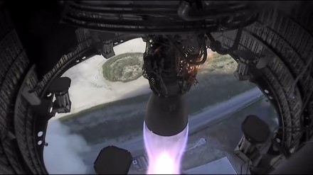 Vaizdas iš „Starship“ prototipo vidaus. Matyti „Raptors“ variklis ir šone įtaisytos hidraulinės nusileidimo kojos © „SpaceX“ | youtu.be