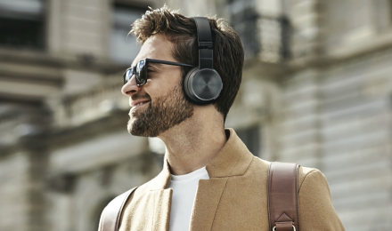 Kompiuterių gamintojas „Lenovo“ žengia į audio rinką: pristato išskirtines „Yoga“ ausines