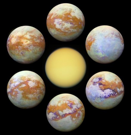 Titanas regimųjų spindulių ruože (centre) ir infraraudonųjų spindulių diapazone (aplink). Zondo Cassini nuotraukos. © VIMS Team, U. Arizona, U. Nantes, ESA, NASA