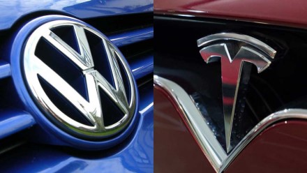 „Tesla“ ir „Volkswagen“ meilė: E. Muskas „VW“ elektromobilius išbandė prieš jų išleidimą