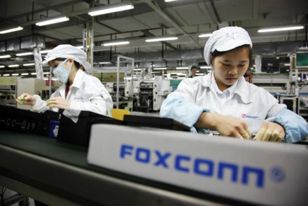 Naujųjų „iPhone“ fabriko darbuotojai verčiami dirbti per atostogas: gamykla tai neigia
