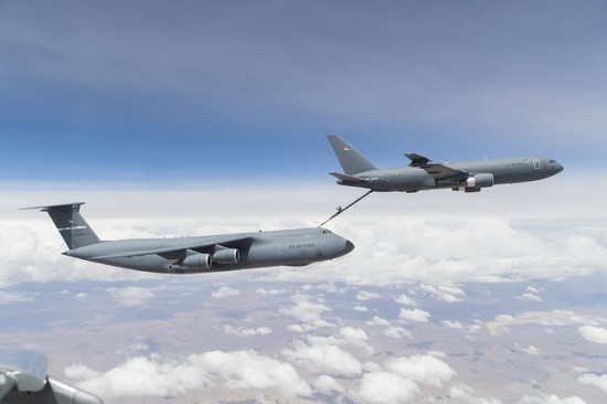 KC-46 ir „C-5 Galaxy“ © commons.wikimedia.org