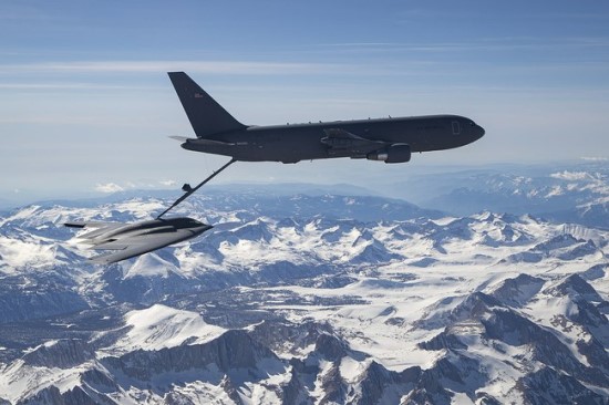 „Boeing KC-46 Pegasus“ maitina B-2 bombonešį ©  commons.wikimedia.org