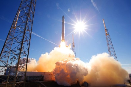 „SpaceX“ dar labiau linksta į karybą: Pentagonui gamins išskirtinę raketą