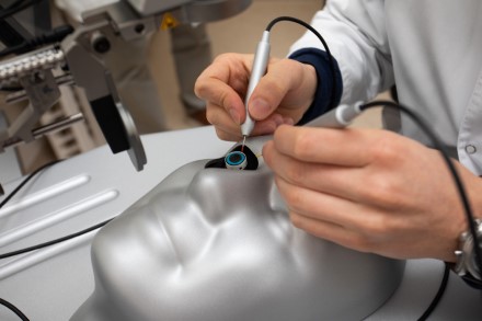 Akių mikrochirurgų įgūdžiams lavinti – pirmasis Lietuvoje modernus simuliatorius