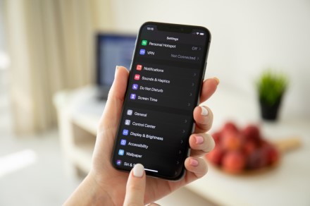 „Dark mode“ išmaniajame telefone – padės kovojantiems su nemiga ir nuovargiu