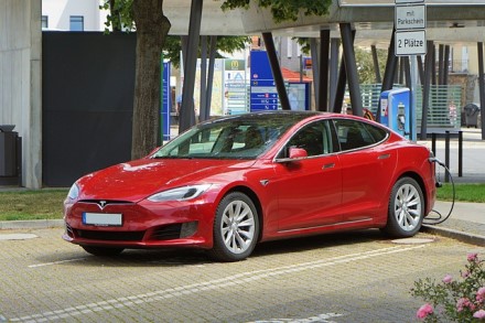 Kai kurie „Tesla“ klientai galės išbandyti visiškai savarankiško vairavimo beta versiją