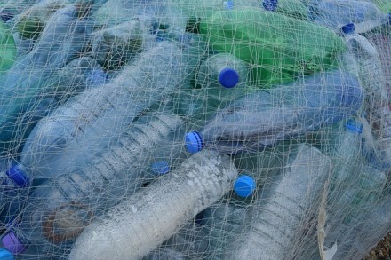 Mokslininkai pasiūlė būdą, kaip plastiko atliekas paversti švariu vandeniliu