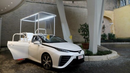 „Toyota Mirai“ – vandeniliu varomas automobilis © „Toyota“ nuotrauka