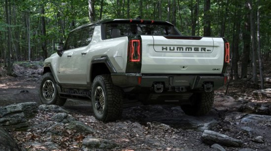 „Hummer EV“ yra sutvertas bekelei © Gamintojo nuotrauka