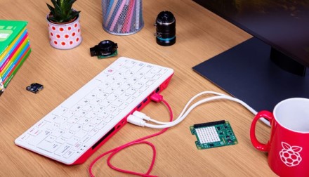 „Raspberry Pi 400“ – pilnavertis stalinis kompiuteris, sukištas į klaviatūrą