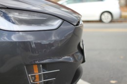 „Tesla“ nebėra Vakarų Europos karalienė – ją lenkia jau du elektromobilių gamintojai