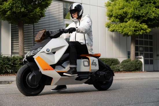 BMW pristatė elektrinį visureigį „BMW iX“ ir elektrinį motorolerį BMW pristatė elektrinį visureigį „BMW iX“ ir elektrinį motorolerį