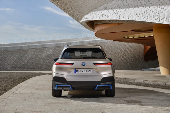 BMW pristatė elektrinį visureigį „BMW iX“ ir elektrinį motorolerį