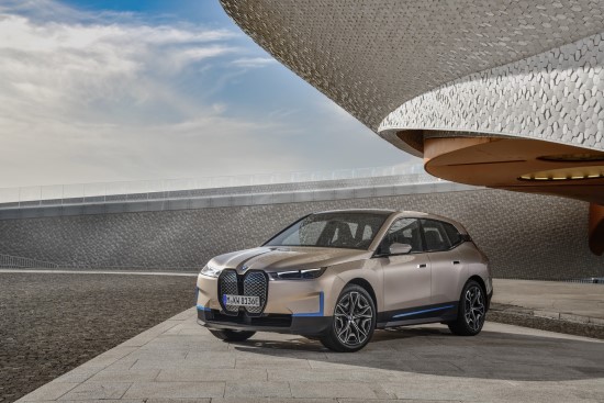 BMW pristatė elektrinį visureigį „BMW iX“ ir elektrinį motorolerį