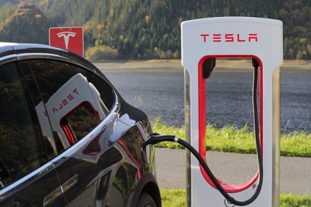 „Tesla“ atsisako savo pigiausio automobilio