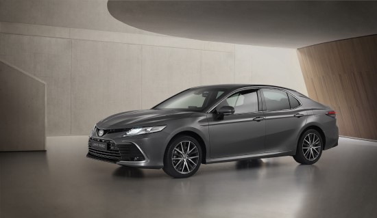 „Toyota Camry“ hibridas – su naujomis saugumo ir jungiamumo technologijomis