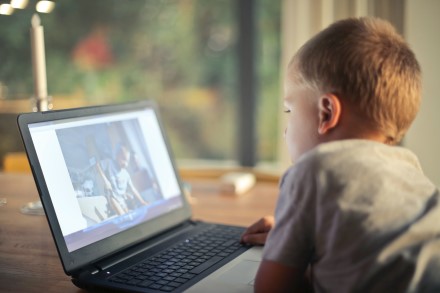 Karantiną vaikai leidžia „prie ekranų“? Kaip apsaugoti juos internete