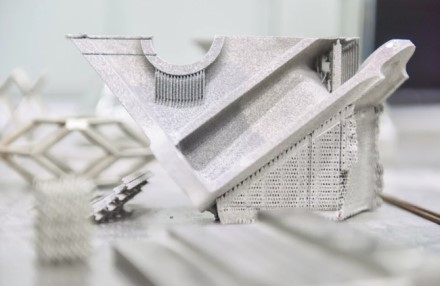 3D spausdintuvu pagamintos aliuminio detalės su anglies mikropluoštu © NUST MISIS