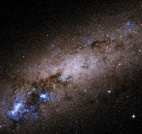 Galaktika NGC 55, dar žinoma kaip Caldwell 72 © NASA, ESA, R. de Jong, G. Illingworth; processed by Gladys Kober