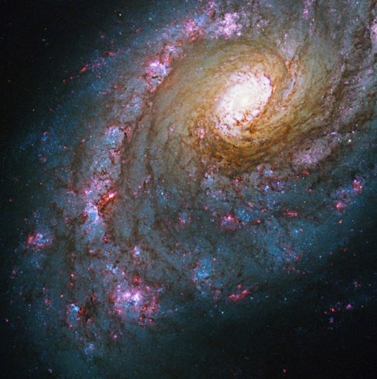 Spiralinė galaktika Caldwell 45, arba NGC 5248.© NASA, ESA, J. Lee and A. Filippenko; processed by Gladys Kober