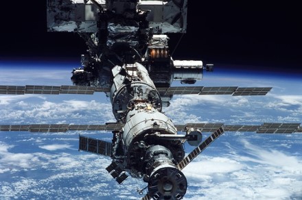 TKS vis tiek leidžia orą: dėl naujo nuotėkio Rusija priversta gabenti deguonį į kosminę stotį