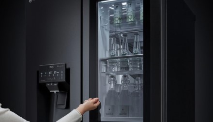 LG pristato šaldytuvus su bekontaktėmis durimis ir dezinfekavimo funkcija