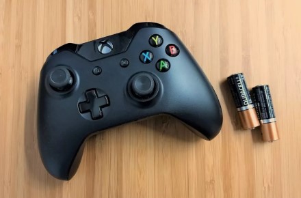 Kodėl „Xbox“ pultai vis dar naudoja įprastas „AA“ baterijas?