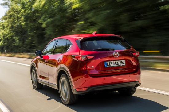 Atnaujinta „Mazda CX-5“ – su naktį pėsčiuosius atpažįstančia sistema