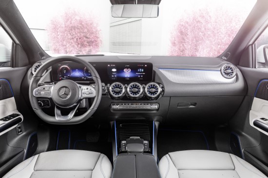 „Mercedes-Benz“ žengia į elektrinių krosoverių segmentą ir pristato naująjį EQA