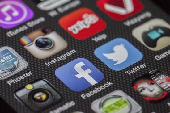 „Facebook“ eros pabaiga? Paaugliai renkasi „Youtube“, „Instagram“ ir „Snapchat“