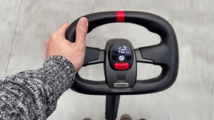 „Ninebot S Max“ turi automobilio stiliaus vairą, bet jis nesisukioja © Gamintojo nuotrauka