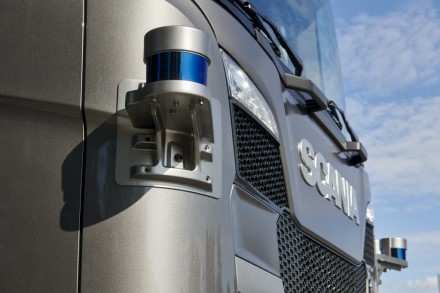 „Scania“ pirmoji Europoje išbandys autonominius sunkvežimius komerciniams kroviniams gabenti greitkeliuose