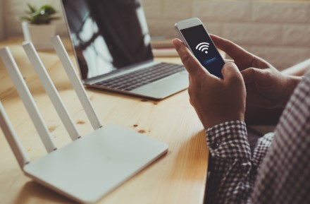 Įtariate, kad kaimynai naudojasi jūsų „Wi-Fi“? Specialistas paaiškina, kaip tai sustabdyti