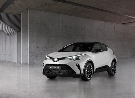 „Toyota“ pristatė sportiškiausią C-HR krosoverio versiją „GR Sport“