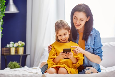 Saugumo ekspertų patarimai tėvams: kaip pasirūpinti vaikų telefonų saugumu?
