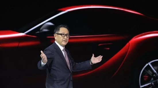„Toyota“ vadovas dalina patarimus automobilį kuriančiai „Apple“ ir kritikuoja „Tesla“