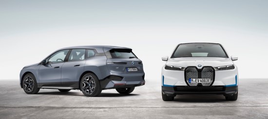 BMW atskleidė elektrinio visureigio „BMW iX“ pirmąsias versijas ir „BMW i4“ savybes